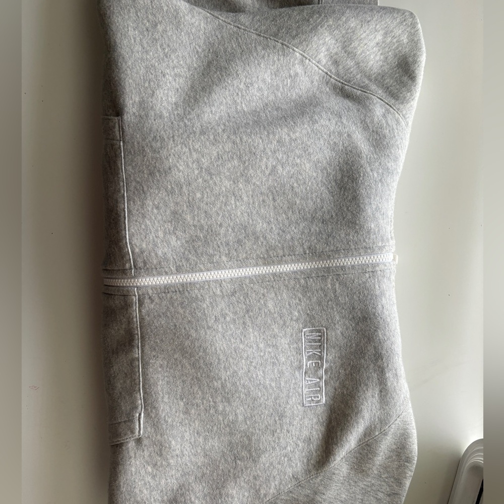 Men’s Nike hoodie! In great condition! Can be worn unisex.